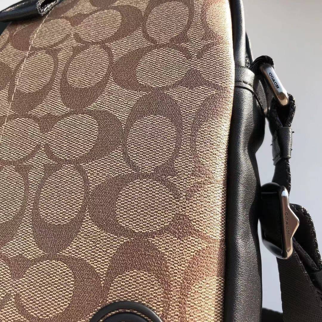 COACH NORTH/SOUTH EDGE CROSSBODY (COACH 5626) IN SIGNATURE CANVAS (COACH 6788) กระเป๋าสะพายผู้ชาย กระเป๋าสะพายรุ่นใหม่ ชนช็อป (!!)รุ่นหายาก สี COBALT MULTI วัสดุทำจาก หนังลูกวัวแท้ เนื้อเรียบ พิมพ์ลาย ขนาดกำลังดี