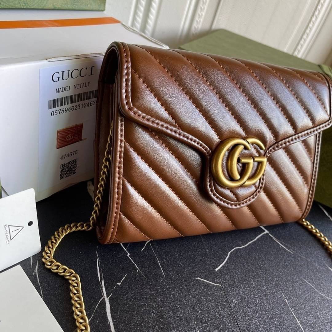 หนังแท้ GG Marmont matelassé mini bag พร้อมส่งที่ไทย GUCCI Wallet on Chain ภาพสินค้าถ่ายจากงานขายจริง รุ่นนี้หนังสวยมากค่ะ ละมุนที่สุด ใส่บัตร ใส่แบงค์ได้ รับรองว่าจะเป็นกระเป๋าที่จะหยิบใช้งานได้บ่อยๆ รับประกันความสวยปังค่าาา