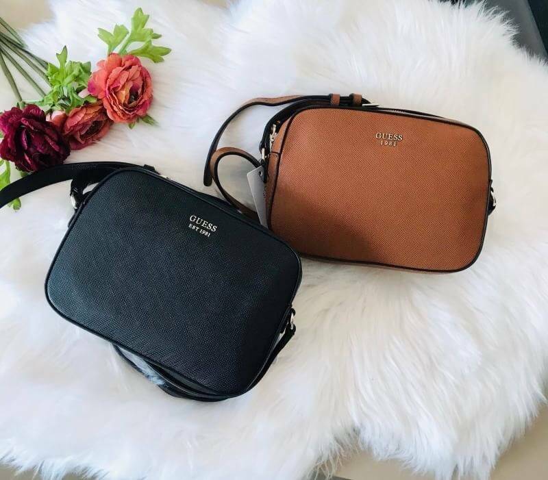 GUESS ZIP TOP KAMRYN CROSSBODY BAG กระเป๋าสะพายรุ่นยอดนิยม วัสดุ PU คุณภาพดี น้ำหนักเบา ด้านหน้าประดับด้วยโลโก้แบรนด์สุดหรู เปิดปิดกระเป๋าด้วยซิปสะดวกใช้ ด้านในโล่งกว้างมีช่องซิปและช่องใส่บัตร สามารถใส่มือถือได้ทุกรุ่น กระเป๋าสตางค์ใบสั้นได้ ซับในลายแบรนด