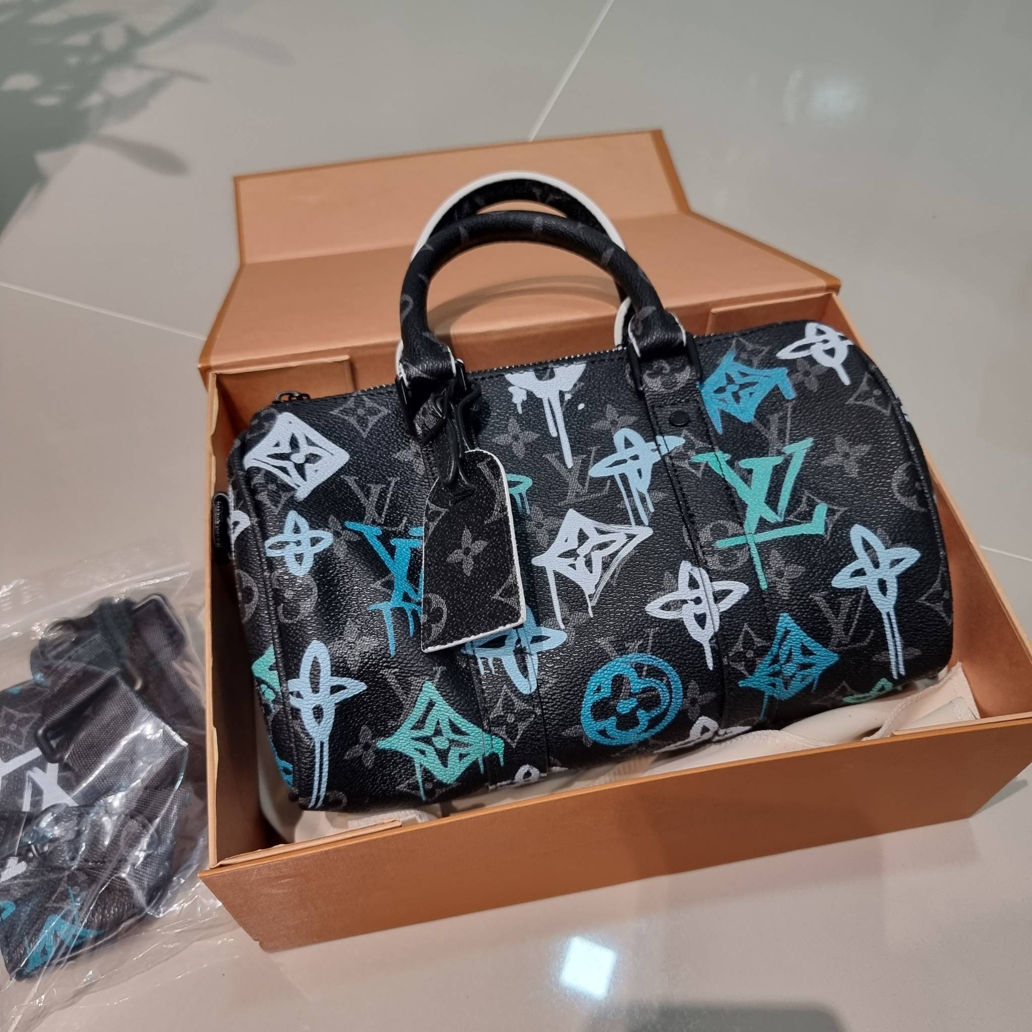 LV KEEPALL BANDOULIERE 25 MONOGRAM OTHER BAG ย่อส่วนความเท่ให้สะดวกกับชีวิตประจำวัน กับกระเป๋าสะพาย ทรงกระเป๋าเดินทางสุดคลาสสิค ด้วยดีเทลความเป็นเอกลักษณ์ เรียบแต่หรู