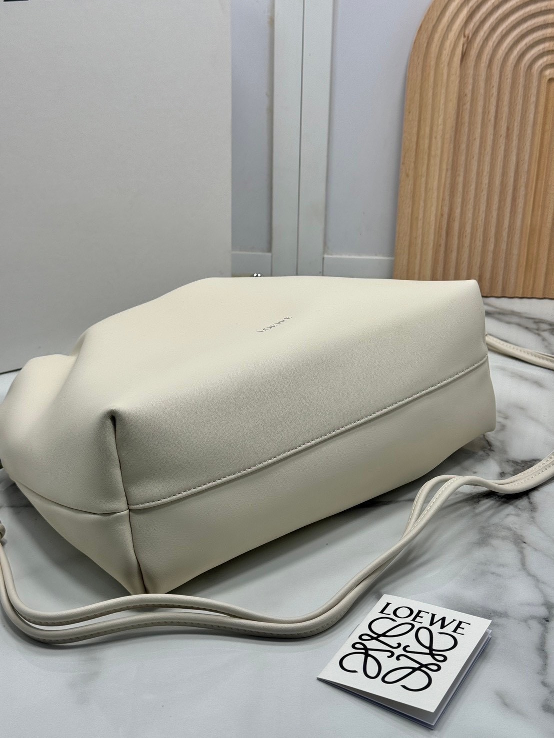 ORI หนังแท้ | Medium Loewe Flamenco purse in mellow nappa leather 30cm กระเป๋าสะพายทรงคลัช เรียบหรูดูแพง เรียบง่ายใช้งานสะดวก หนังแนปป้าให้สัมผัสนุ่มสบายผิว มาพร้อมสายสะพายร้อยห่วงหรูหรา