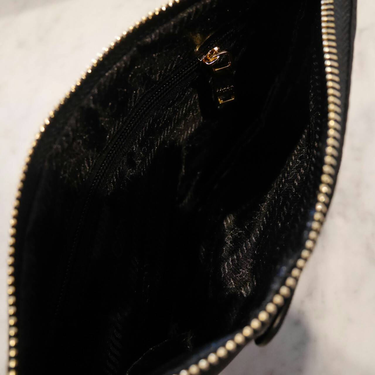 Best Seller!! กระเป๋าอเนกประสงค์ทรง clucth & crossbody จาก งานพรีเมี่ยมกิ้ฟ จากเคาเตอร์ต่างประเทศคะ แบรนด์ PRADA มาค่า เป็น กระเป๋าผ้าไนล่อน ตามแบบฉบับของแบรนด์เลย ใบนี้มีสายยาวให้คะ เลิศมาก สะพายเป็น shoulder bag ได้เลย ขนาดกำลังดีคะ ใส่มือถือได้ทุกรุ่น 