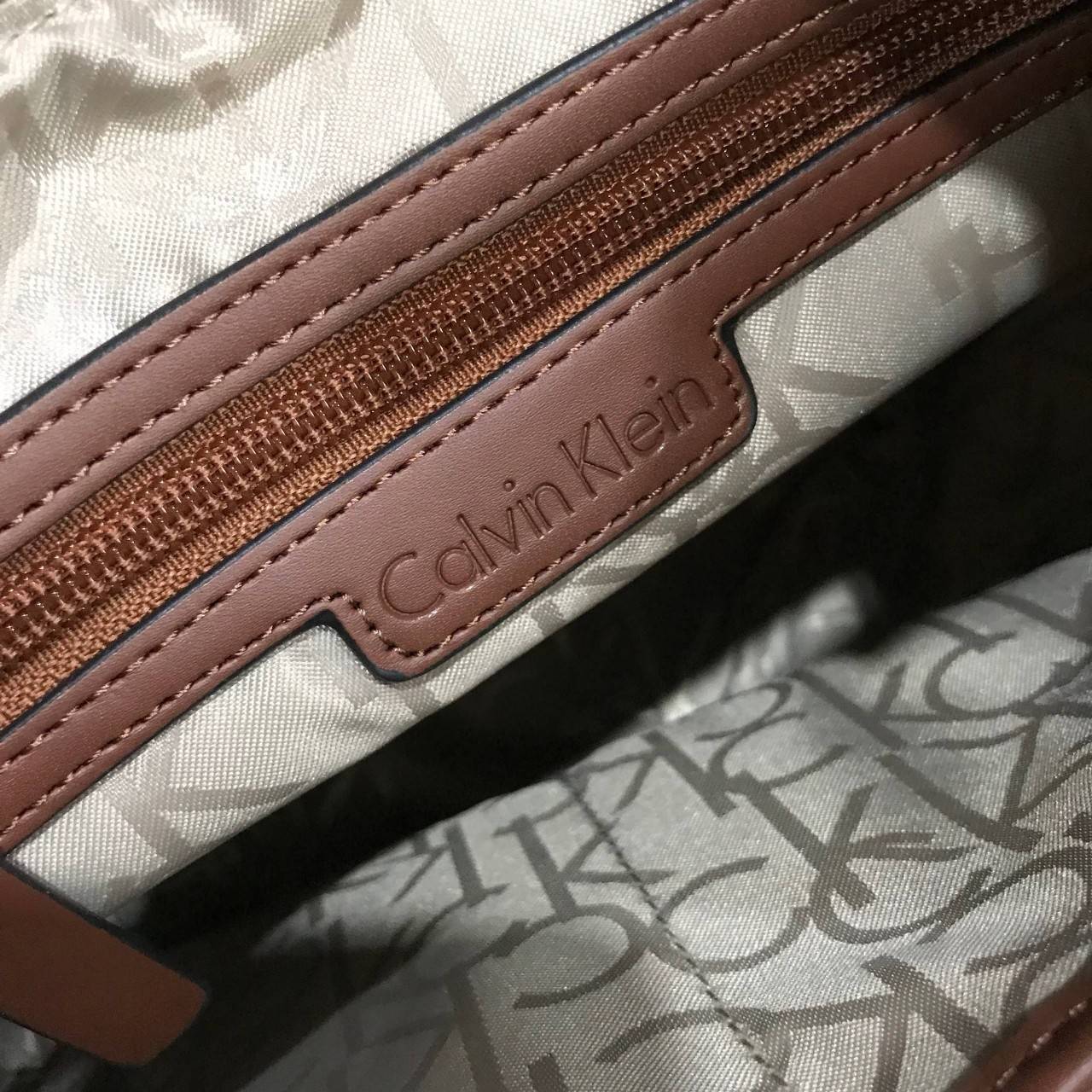 Calvin Klein CrossBody Bag Y2019 Newvin! กระเป๋าสะพายหนังสวยอยู่ทรง ลาย Signature แบรนด์รอบใบ ทรงถัง เปิดปิดด้วยซิป ด้านหน้าประดับโลโก้แบรนด์ อะไหล่ทอง ขนาดกำลังดี น้ำหนักเบา ภายในกว้าง ซับในพิมพ์แบรนด์ ใส่ wallet ยาวได้ พร้อมสายยาว ปรับได้ Crossbodyได้ค่