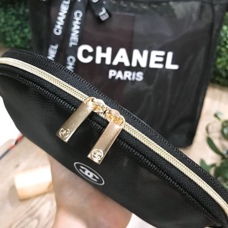 ห้ามพลาด Set สุดคุ้ม! ซื้อ1ได้ถึง2! Chanel GWP Shopping Bag With Pouch VIP Gift With Purchase กระเป๋าสะพายทรง Shopping Bag พร้อมกระเป๋าPouchใบเล็กเข้าชุดเเพ็คคู่รุ่น Limited Edition พรีเมี่ยมกิ้ฟแท้จาก Chanel Perfume Counter วัสดุ Nylon โปร่งคุณภาพดี ใบให