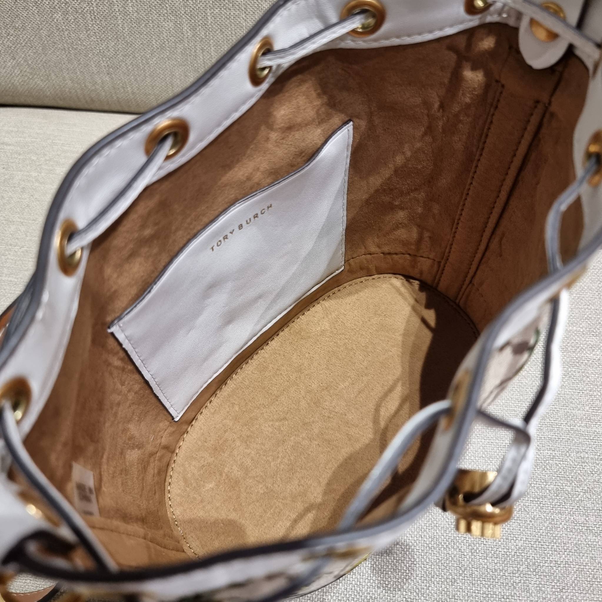 TORY BURCH T MONOGRAM JACQUARD EMBROIDERED BUCKET แรร์ไอเท็มรุ่นยอดฮิต ใบใหญ่ไซส์กำลังดี!! ที่สุดของรุ่นที่ตามหา!! สวยสุดกับดีไซน์ลายปัก ที่ดูแพง!! กระเป๋าบัคเก็ตทรงสวย ที่ดาราเซเลปใช้กันมากมาย ในราคาที่จับต้องได้ โดดเด่นด้วยลวดลายเอกลักษณ์ และลายปักธรรมช