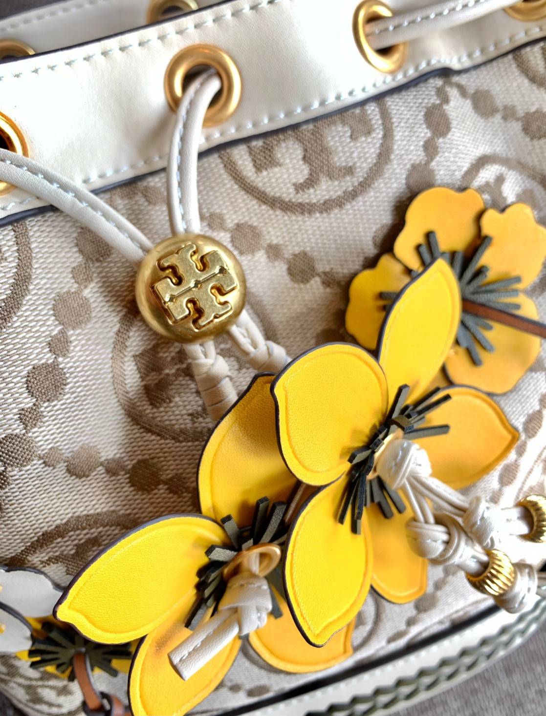 สวยโดดเด่น แต่แฝงความร่วมสมัยค่ะ! TORY BURCH CASUAL STYLE 3WAY LEATHER PURSES ELEGANT CROSSBODY((88963)) 🌼🌼🌼 พร้อมส่ง ห้ามพลาดเลยจริงๆค่ะ! กระเป๋าทรงถัง วัสดุ Jacquardทอล่ยแบรนด์+ขอบหนังแท้ เพิ่มดีเทลแบบถุกเข้ามาได้สวยโดดเด่น สะดุด