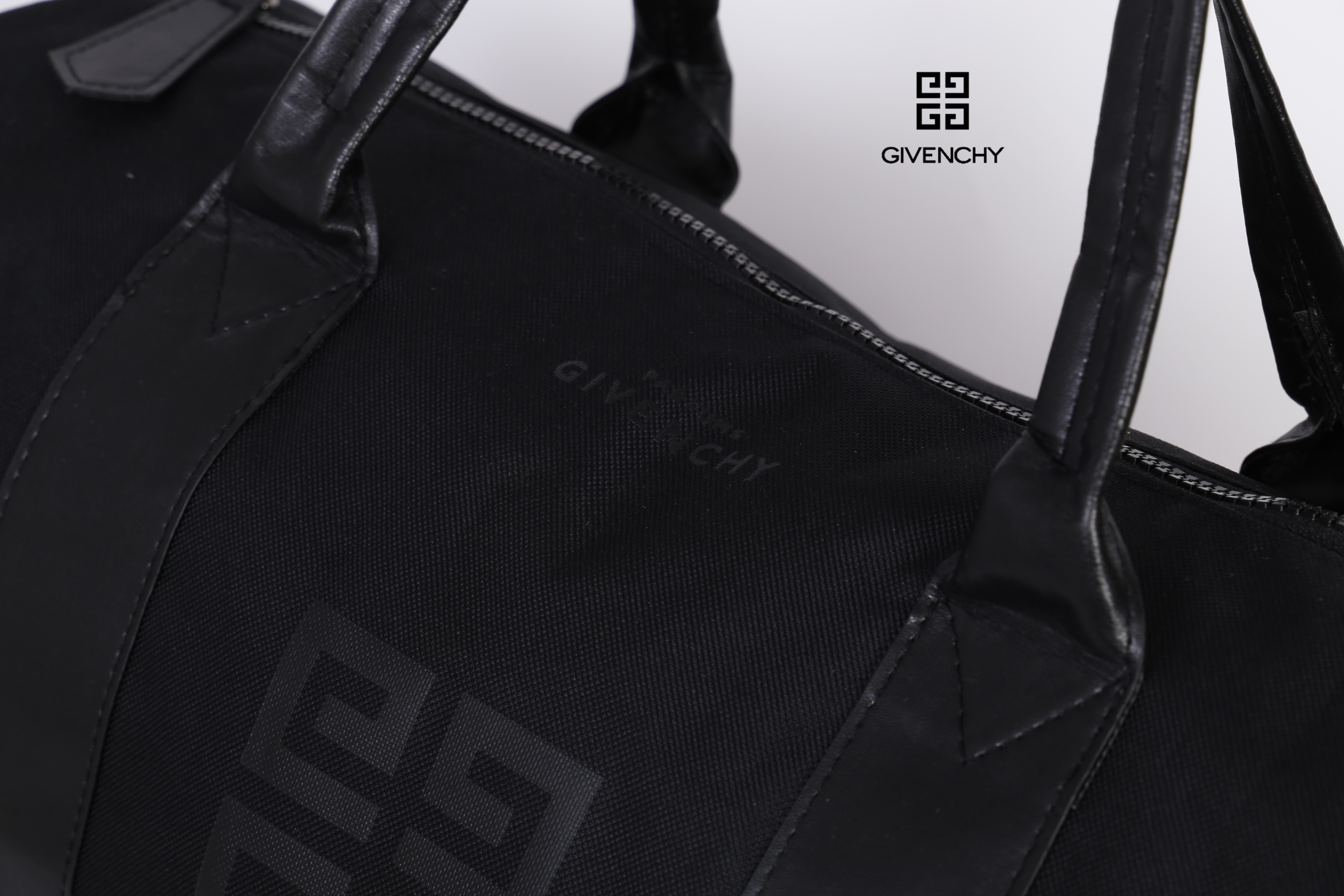 Givenchy Black Oxford Fabric Travel Bag สินค้าเป็นของใหม่ จากเค้าเตอร์เครื่องสำอาง/น้ำหอมของแบรนด์ กระเป๋าใบใหญ่สีดำ ทำจากผ้า Oxford สามารถกันน้ำได้ระดับนึง ด้านในบุด้วยผ้าซับสีดำอีกชั้น รุ่นนี้เป็นทรงกระบอก ตัวสายสะพายไหล่ทำจากหนัง แข็งแรงและทนทาน ใช้เป็