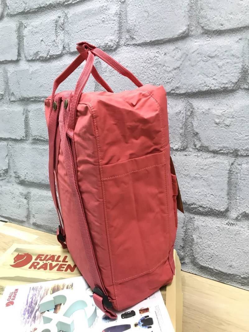 Kanken backpack รุ่น Classic แบรนด์ดังจากสวีเดนที่นิยมกันมากในหมู่วัยรุ่น กระเป๋าเป้ที่มีน้ำหนักเบา แต่มีความทนทาน และช่องว่างต่างๆมากขึ้น มีซิปหน้าสำหรับใส่ของกระจุกกระจิก และหูหิ้วทั้งด้านหน้าและด้านหลัง สำหรับการหิ้วถือได้สะดวก ใส่มินิไอแพค กระเป๋าสตาง