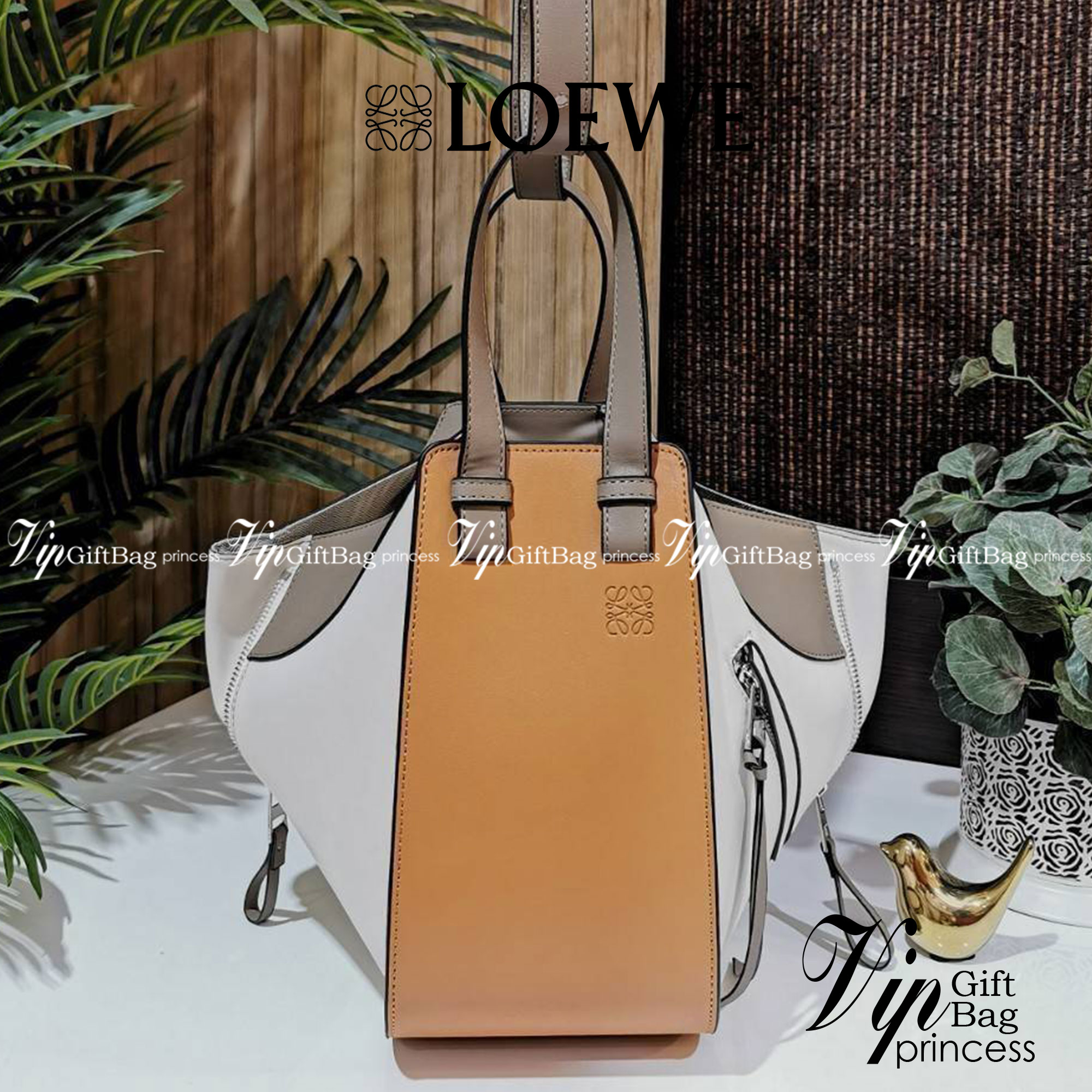 LOEWE HANDLE & SHOULDER BAG GIFT WITH PURCHASE GWP รุ่น Rare items สุดๆวัสดุหนังแท้ Calfskin หนังสวยดีไซน์มีเอกลักษณ์ ใบใหญ่กำลังดี น้ำหนักเบา สามารถปรับได้หลายทรง ด้านข้างมีซิปปรับขยายได้ ภายในโล่งกว้าง ใส่กระเป๋าสตางค์ กล้อง มือถือ ของใช้ได้เยอะ หูหิ้วห