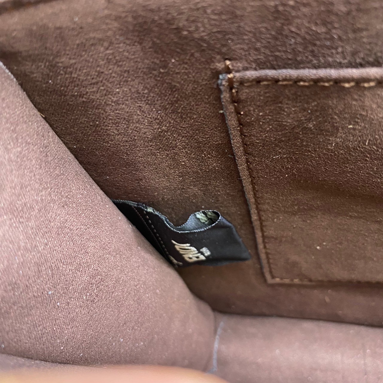 FENDI KAN leather bag เกรดออริจินอล สลับแท้ ด้วยสีและลวดลายคลาสสิกตามแบบแบรนด์ เข้าได้กับสาวๆ ทุกสไตล์ บ่งบอกความเป็น FF ได้อย่างสมบูรณ์แบบ โทนสีแมตช์กับเสื้อผ้าได้ง่าย