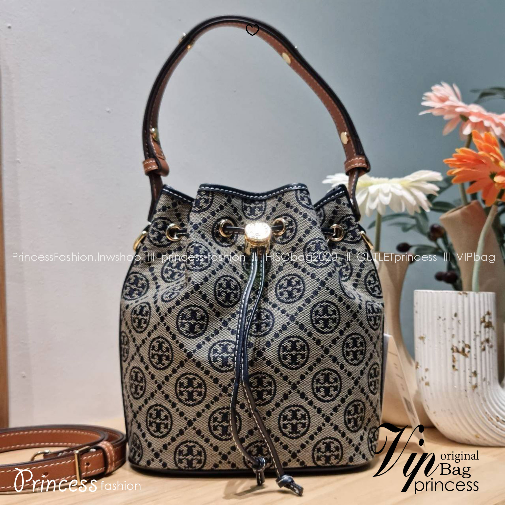 TOP ORI หนังแท้ | เกรดดีสุด TORY BURCH T MONOGRAM BUCKET BAG (ดีไซน์ใหม่) ใหม่ล่าสุดได้สวยก่อนใคร กับกระเป๋าบัคเก็ตยอดฮิต ที่มาในดีไซน์ใหม่ สายคล้องในตัวสามารถปรับได้ รูปทรงและลวดลายสวยชัดคลาสสิค