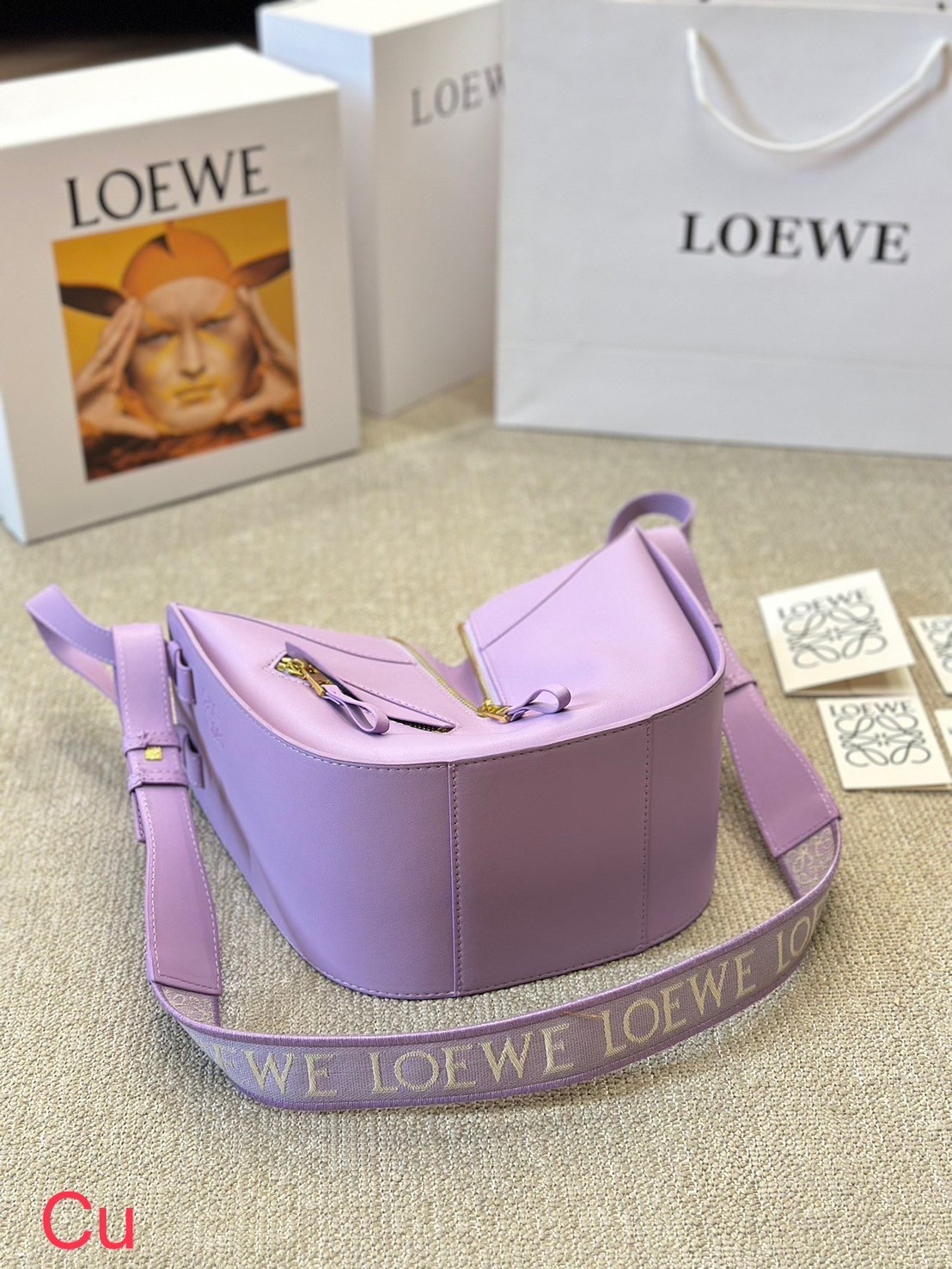 LOEWE Hammock Bag With Jacquard Strap กระเป๋ารุ่นแฮมม็อครูปทรงอันเป็นเอกลักษณ์