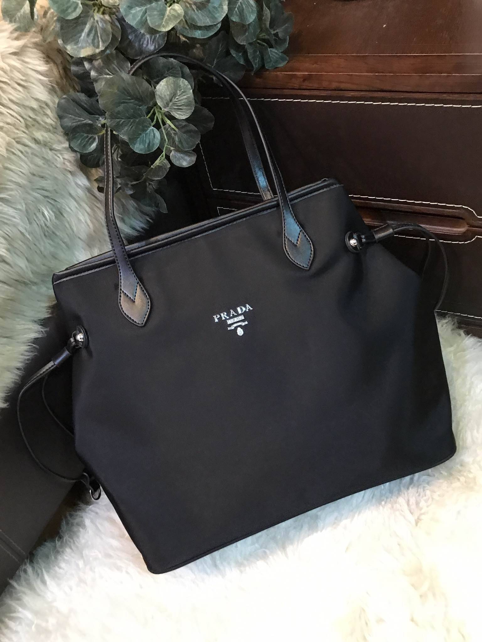 คุ้มจุใจสาวๆค้า 👏👏 ใบนี้ Must Have item! กระเป๋าสะพายทรง TOTE ใบใหญ่ จากพรีเมี่ยมกิ้ฟท์เคาเตอร์แบรนด์ PRADA อะไหล่เงินทั้งใบ เปิดปิดด้วยซิป สะพายไหล่ได้ ไม่ติด จุคุ้มมากสุดๆค่ะ ใส่เสื้อผ้า 1-2 วันได้สบาย ด้านข้างสามารถปรับได้สองทรงตามสไตล์