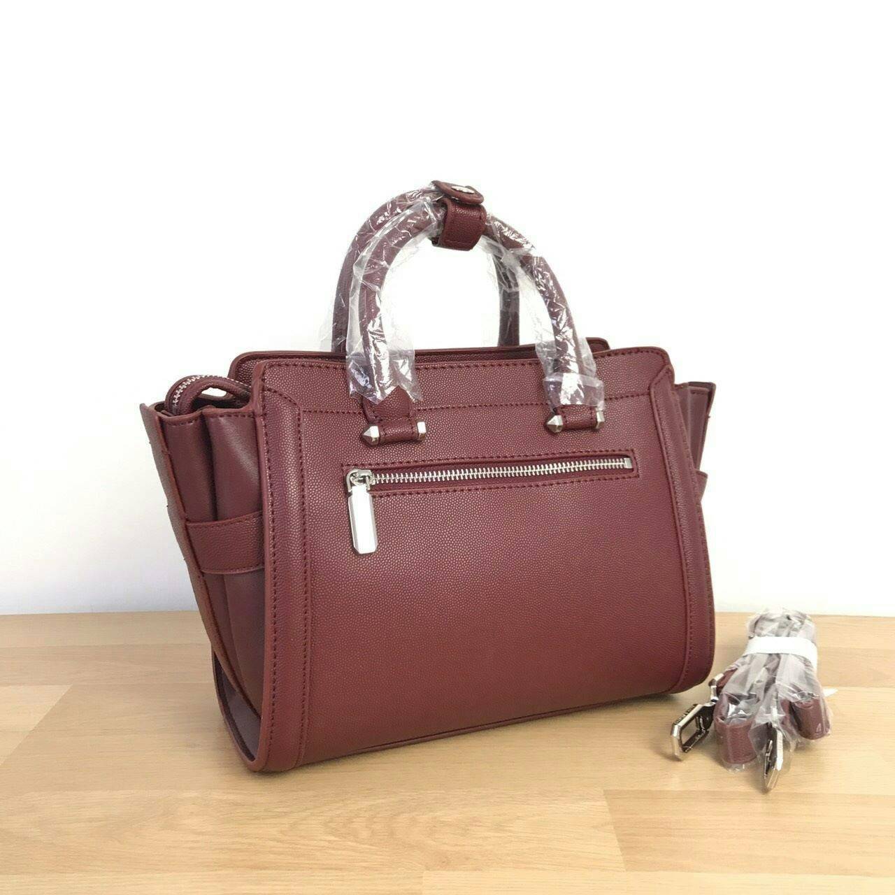 CHARLES & KEITH TRAPEZE BAG Best sellwr ! กระเป๋าถือหรือสะพายรุ่นยอดนิยมดีไซน์สวยหรูวัสดุหนัง คาเวียร์อยู่ทรง ด้านข้างเเต่งหนังช่องตัดดูมีดีเทล ด้านหน้าสกรีนโลโก้ ด้านหลังมีช่องซิป เปิดปิดด้วยซิปหัวซิป ปัํ๊มโลโก้ หูจับเเข็งแรง พับลงได้ พร้อมสายสะพายหนังปร