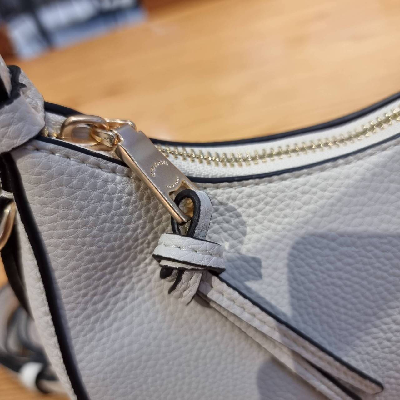 COACH C6807 KLEO HOBO IN SIGNATURE CHAMBRAY ใหม่ล่าสุด คอลเลคชั่นสุดคิ้วท์ ที่สาวๆต้องหลงรัก กระเป๋าสะพายทรงโฮโบ ที่ดีไซน์มาให้ปรับใช้งานได้หลากหลาย วัสดุหนัง pepble สวยหรู รูดเปิด-ปิดด้วยซิป ภายในเป็นช่องโล่ง สายคล้องสามารถถอดออกใส่สายยาวสะพายข้างได้ หรื