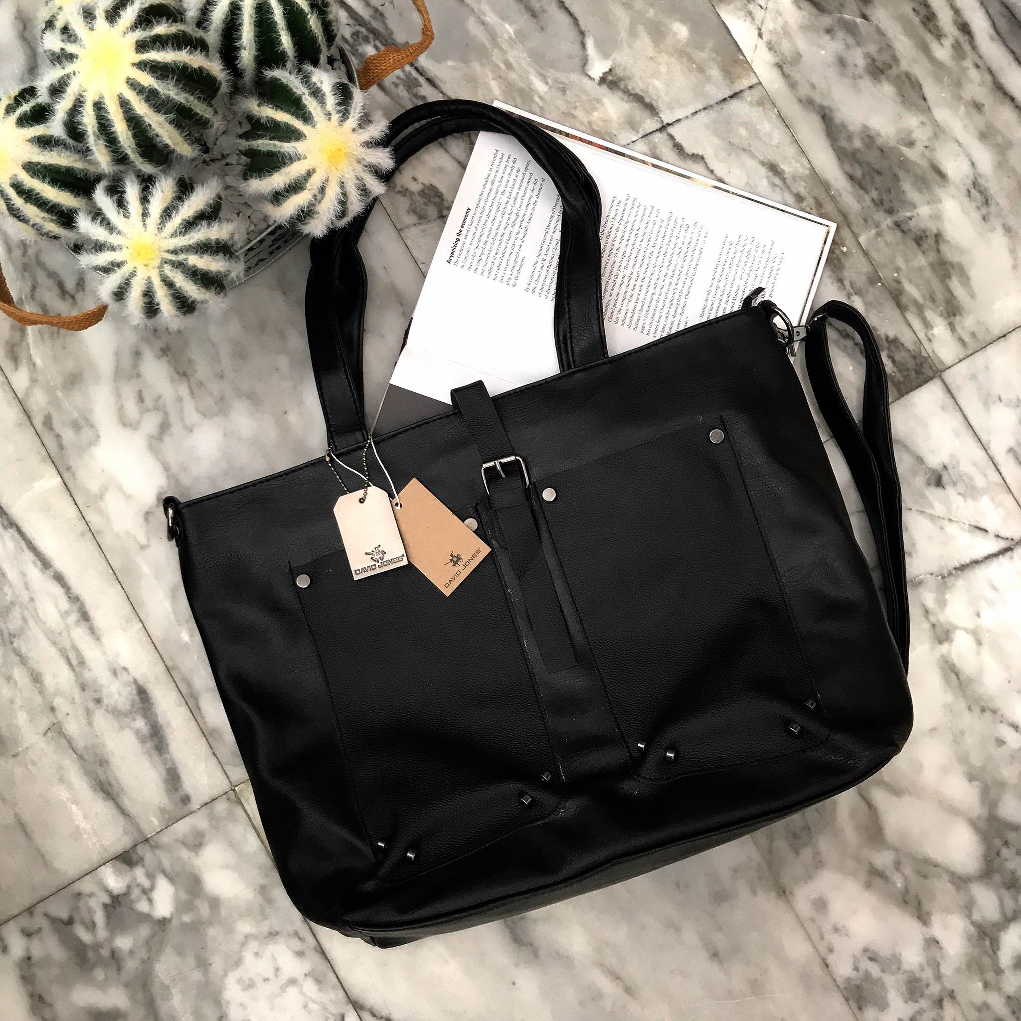 David Jones New Arrival Cool black สวยมาก ทรง Tote ชอบถือกันมากๆ บอกเลยใบนี้ ของจริงสวยคะ หนังนิ้ม นิ่ม ค่า 😁❤️ 〰〰〰〰〰 รุ่นใหม่ล่าสุด หนังนิ่ม อะไหล่ดำ ภายใน มี ช่อง 3 ช่องใหญ่ แบ่งเก็บของได้คุ้ม เป็นสัดส่วนดีคะ น้ำหนักเบา จุของได้คุ้มคะ มีส