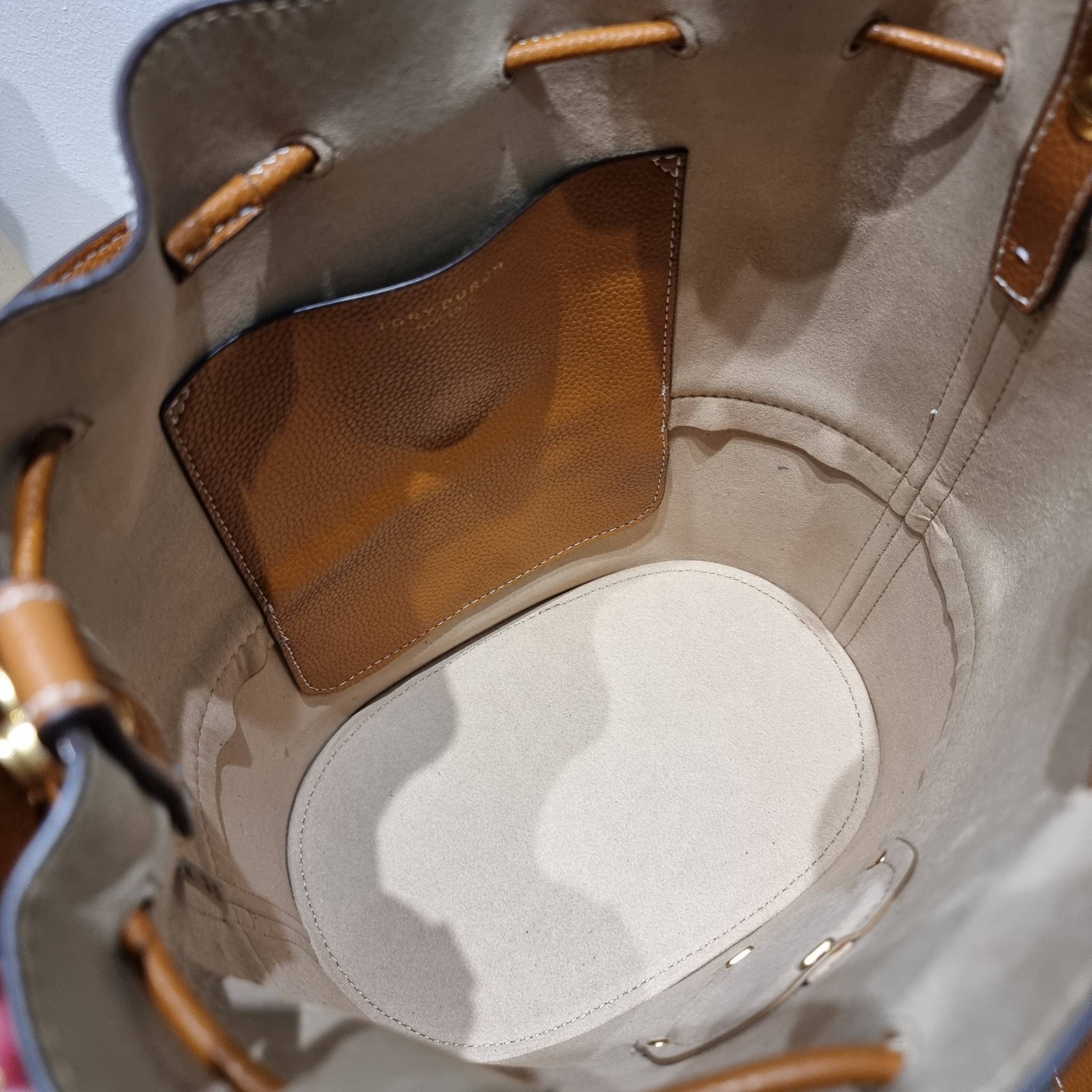 TORY BURCH MILLER BUCKET BAG / Tory Burch Bag รุ่นยอดนิยม สวยหรู ดูผู้ดี กับกระเป๋าสะพายบัคเก็ตใบใหญ่ โดดเด่นด้วยโลโก้สีทอง รูปทรงคลาสสิค