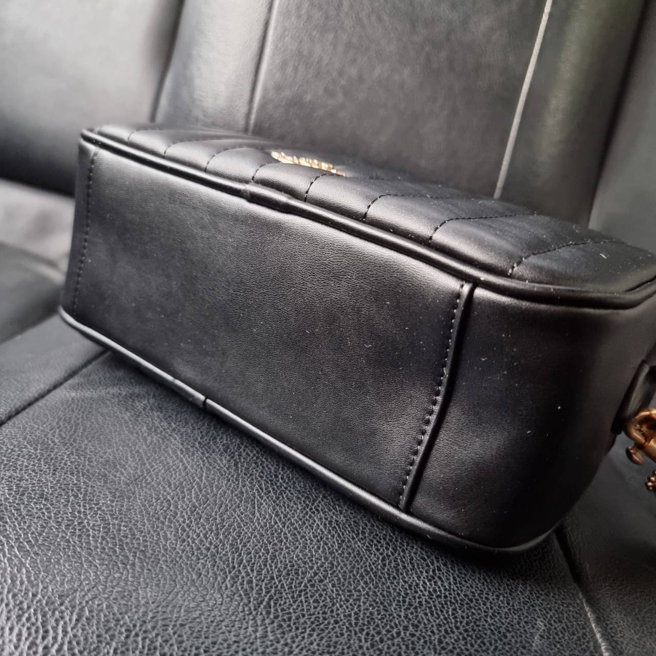 COACH C1569 JES CROSSBODY WITH LINEAR QUILTING ใหม่ล่าสุด!! กระเป๋าสะพายข้าง รุ่น 2 ซิป ใบใหญ่จุใจ ดีไซน์ใหม่ เพิ่มลูกเล่นให้ดูหรูหรายิ่งขึ้น วัสดุหนังสังเคราะห์บุเป็นลายเส้นสวยงาม เปิด-ปิดด้วยซิป 2 ช่องหลัก ใช้งานง่าย ทรงสวยมากๆรุ่นนี้ มาพร้อมสายสะพาย cr