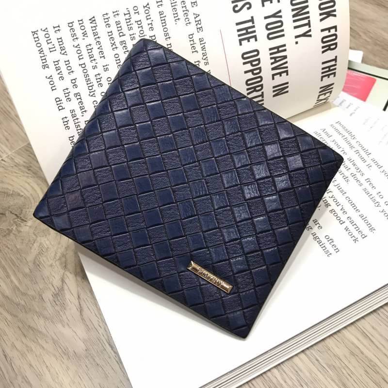 NEW ARRIVAL! PLAYBOY SHORT WALLET กระเป๋าสตางค์ใบสั้นพับ2ตอนรุ่นใหม่ล่าสุด Limited Edition จาก Playboy หนังนิ่มขึ้นลายเทคเจอร์สานอยู่ทรงสวยมากค่ะด้านหน้าประดับโลโก้แบรนด์ ขนาดกำลังดี ไม่หนาพกพาสะดวก ภายในมีทั้งช่องใส่รูปใส่บัตร ช่องใส่ธนบัตรแยกสองช่องเป็น