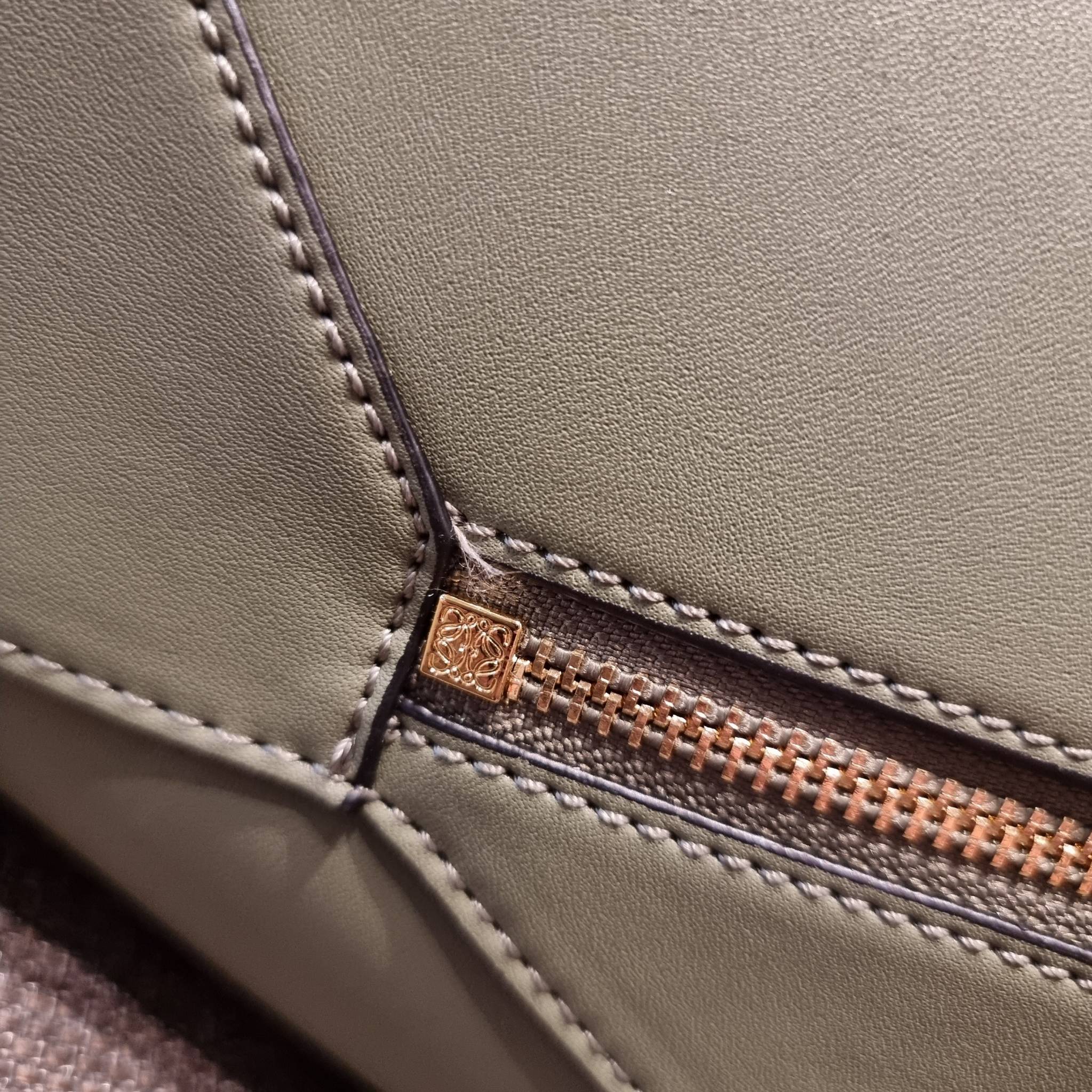 LOEWE PUZZLE HOBO BAG ใหม่ล่าสุด กับแบรนด์ที่มีดีไซน์โดดเด่นเป็นเอกลักษณ์ สวยหรูทุกรุ่นจริงๆ!! กระเป๋าสะพายโฮโบ ทรงสวย สไตล์พัซเซิลคลาสสิค วัสดุหนังวัวฟอกสี นิ่มมือ ฟินมาก!! เปิดใช้งานด้วยซิป ที่ภายในโล่งกว้าง ใส่ของสำคัญได้ครบไม่มีพลาด แบบสบายๆ มาพร้อมสา