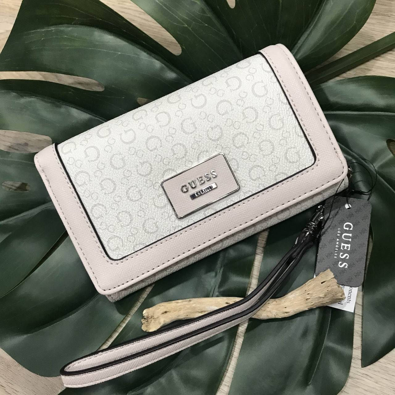GUESS FACTORY WOMEN'S LONG WALLET 2018 กระเป๋าสตางค์พร้อมสายคล้องมือหนัง Saffiano ลาย Signature Brand สวยอยู่ทรงด้านหน้าประดับโลโก้แบรนด์สวยน่าใช้ ด้านหลังมีช่องใส่ของ ภายในมีช่องแบ่งหลายช่องเป็นสัดส่วน มีช่องใส่รูป ธนบัตร ช่องซิป ช่องใส่บัตร ใส่มือถ