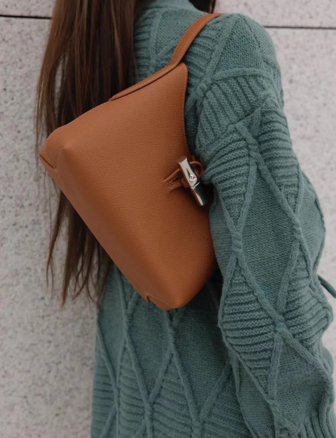 LONGCHAMP ROSEAU Hobo bag กระเป๋าสะพายไหล่ขนาดเล็ก วัสดุหนังวัว อะไหล่เงิน เป็นการผสมผสานสไตล์ที่เรียบง่าย Roseau อันเป็นสัญลักษณ์ใหม่ทั้งหมด เรียบง่าย สะดวกใช้ ประดับด้วยเข็มกลัดไม้ไผ่อันเป็นสัญลักษณ์ของแบรนด์ เรียบหรู แต่ดูดี ในแบบฉบับของ Longchamp ห้าม