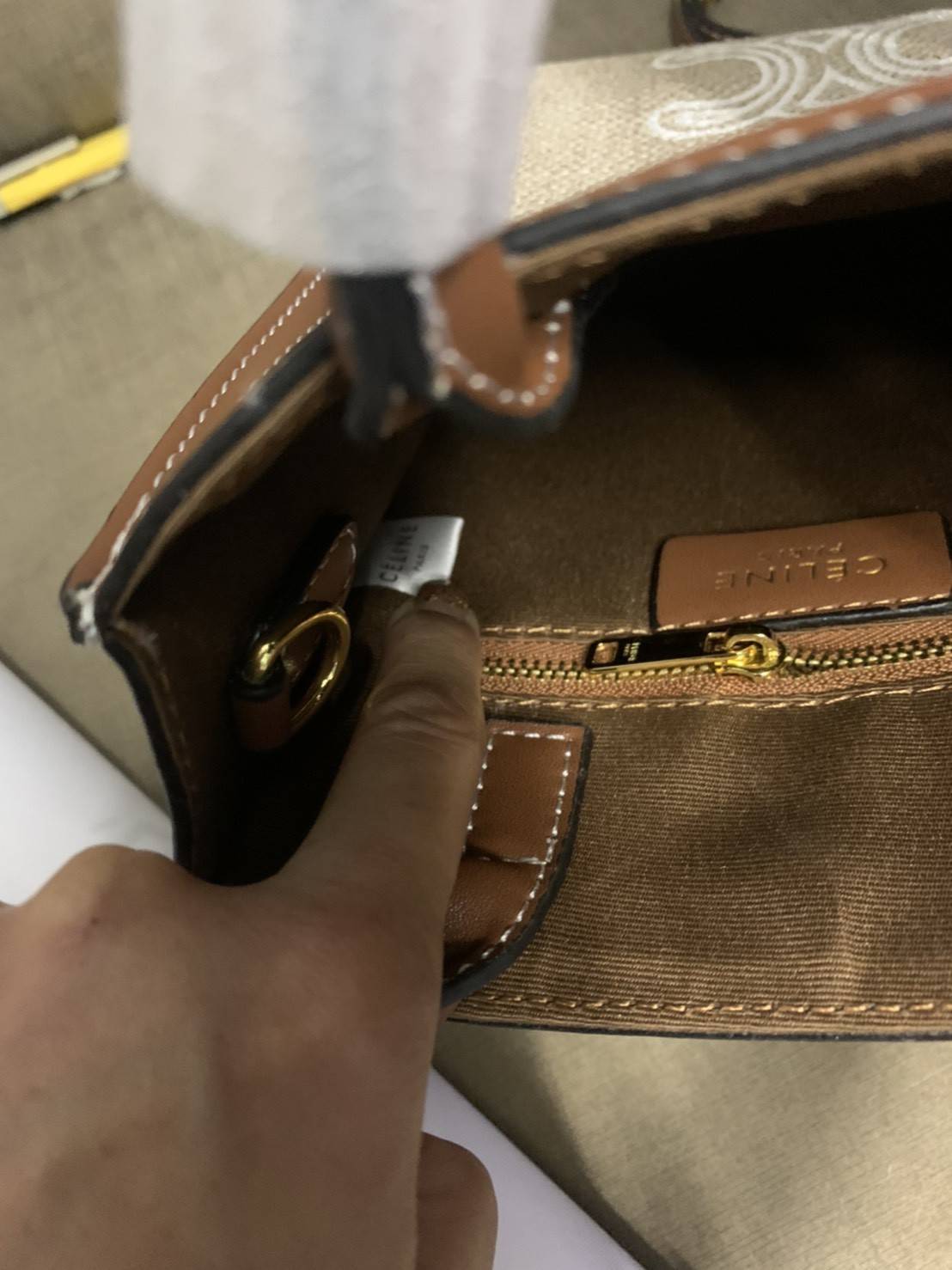 CELINE MINI HAND CARRY AND CROSSBODY BAG VIP GIFT WITH PURCHASE (GWP) พรีเมี่ยมกิ๊ฟ Limited จาก CELINE HAUTE PARFUME DUTYFREE COUNTER วัสดุ COATED CANVAS งานทรงเหลี่ยมสวยหรูสุดคลาสสิคในสไตล์สาว Lisa หนังสวยอยู่ทรงกันน้ำ มีโลโก้แบรนด์ด้านหน้า ภายในโล่งกว้า