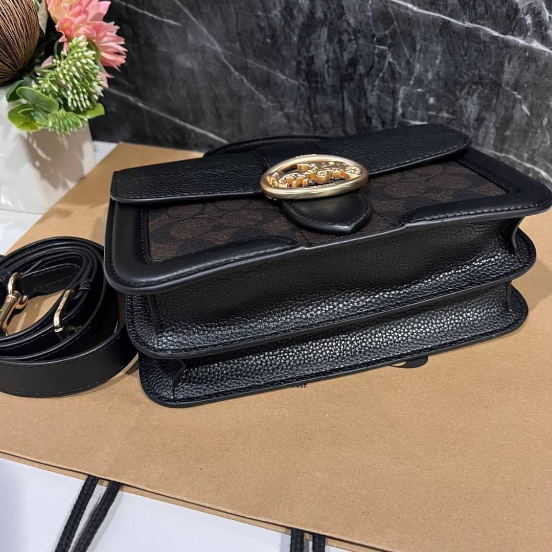 COACH SMALL GEORGIE TOP HANDLE IN BLOCKED SIGNATURE CANVAS ((6504//0468//6192//6015)) compact body portable shoulder bag 🌈ห้ามพลาด รุ่นแนะนำค่าา! พร้อมส่งทันที! กระเป๋าหิ้ว//สะพายข้างได้ วัสดุหนังแท้ 🔺หนึ่งใบทำลายหนังผสมกัน3แบบได้ลงตัวสวยง