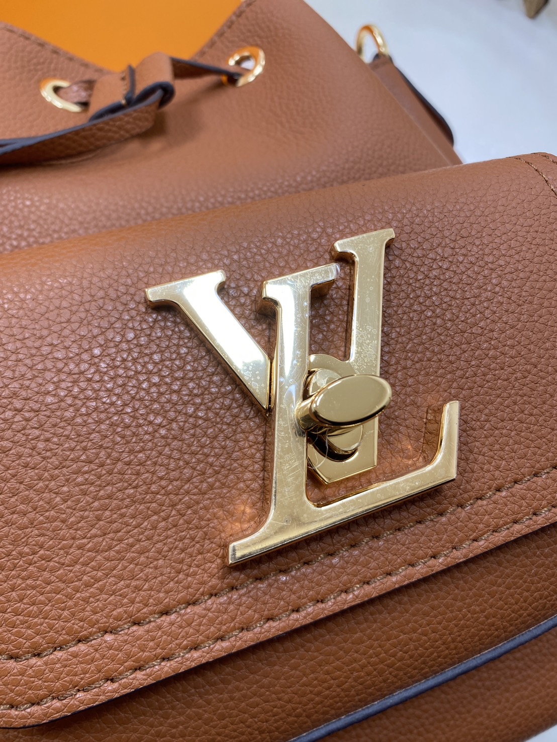 สลับแท้ LV Lockme bucket bag กระเป๋าสะพายทรงบัคเก็ตวินเทจ สวยคลาสสิก งานหนังแท้เต็มใบ โดดเด่นด้วยโลโก้สีทอง ด้วยดีไซส์ที่เรียบหรูเหมาะใช้ได้หลากหลายโอกาส