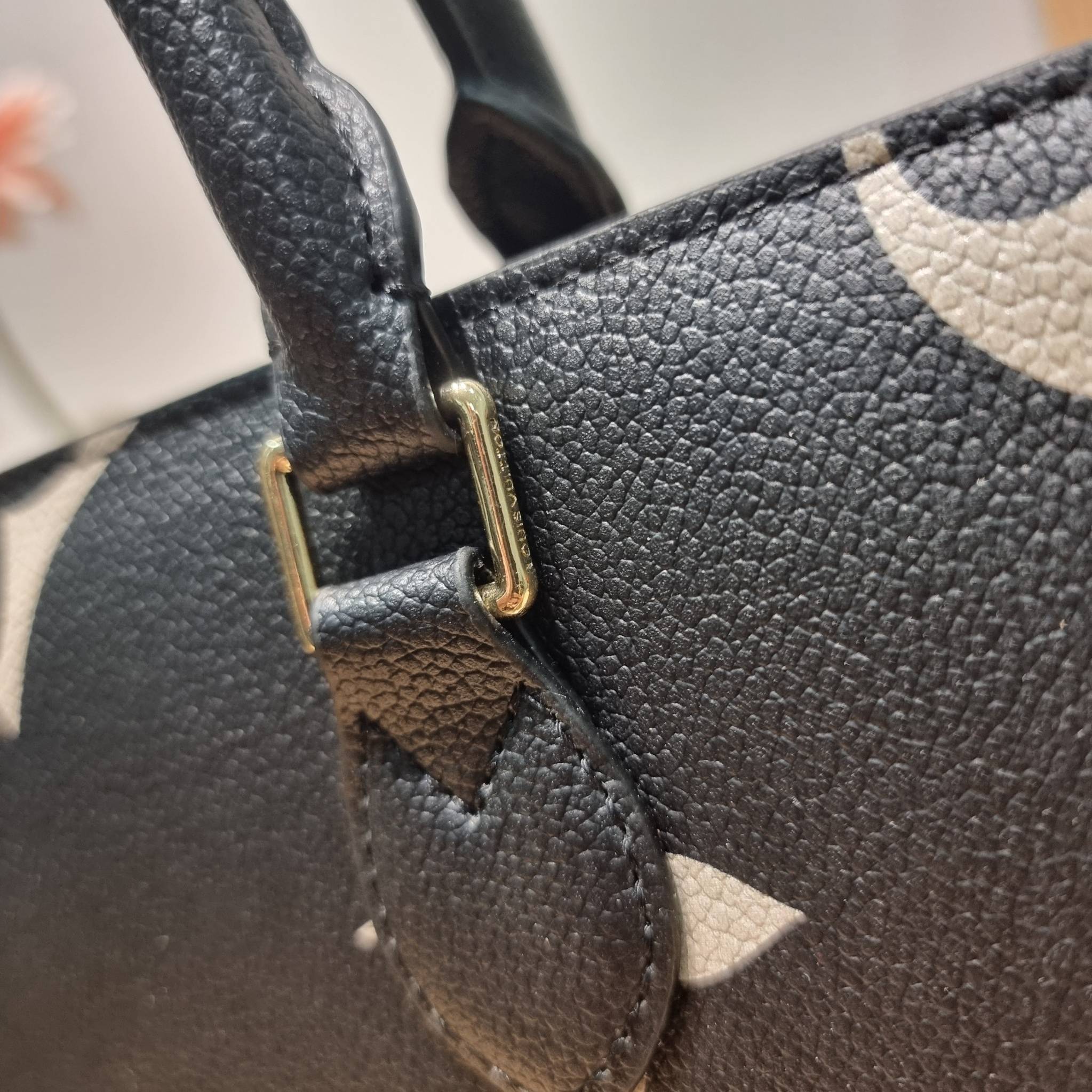LV Onthego / LV crossbody tote bag กระเป๋าทรงโท้ทเวอร์ชั่นดั้งเดิม ที่คลาสสิค ผู้ดี หรูหรา โทนสีใช้งานง่าย ได้ทุกลุค ทุกสไตล์ วัสดุหนังลูกวัว ผิวลายเกรน มาพร้อมหูจับในตัว คล้องแขนก็ดูแพง หรือจะเกี่ยวสายครอสสะพายก็อัพลุคได้เลย ภายในโล่งกว้างมาก มีอะไหล่เกี