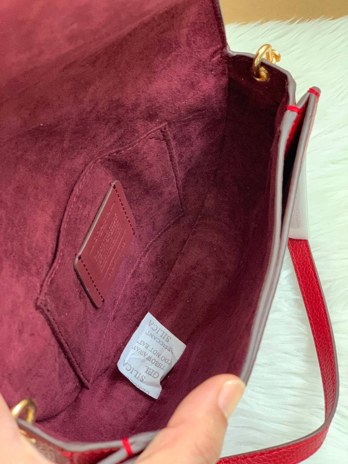 พร้อมส่งที่ไทยครบทั้ง6สีค่ะ 😘 Coach Ellen Crossbody In Signature ((C1432)) กระเป๋าทรงฮาฟมูนรูปทรงคลาสสิก ออกแบบให้มีลักษณะโค้งมน ไม่ดูเป็นทรงแข็งจนเกินไป ดีไซน์และสีของกระเป๋ายังเรียบง่าย เข้าได้กับทุกชุด สะพายครอสบอดี้ร์//สะพายข้าง หรือถือแบบคลัท