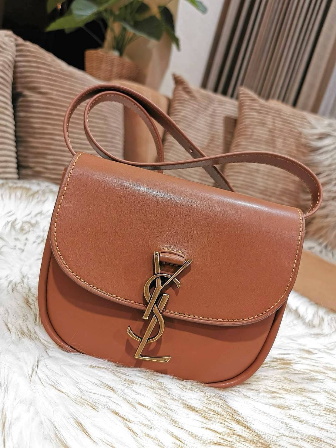 VIP 🥂 สีใหม่พร้อมส่ง! Saint Laurent Kaia Small YSL Plaque Leather Cross Body Bag / YVES SAINT LAURENT YSL BAG VIP วัสดุ Calfskin หนังเรียบอยู่ทรงเปิดปิดด้วยฝาปิดโลโก้แบรนด์อะไหล่ทอง ภายในโล่งมีโลโก้และช่องย่อยสามารถใส่มือถือของใช้จุกจิกได้เยอะ สาย