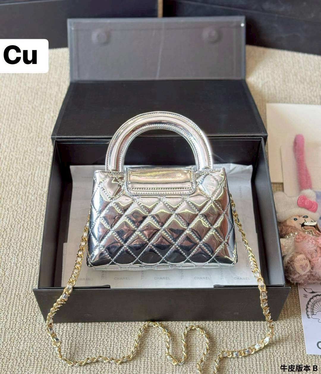 CHANEL 23K Kelly Mini Handbag Metallic Color กระเป๋าสะพายทรงสวยเรียบหรู สีใหม่เมทัลลิกเงางาม ผสมผสานดีไซน์วินเทจสง่างามทันสมัย ใช้งานได้หลากหลายโอกาส คอลเลคชั่นสุดฮอต กระเป๋าถือ/สะพายข้าง คงเอกลักษณ์ ให้ความเป็นผู้ดีในตัว สวยงาม