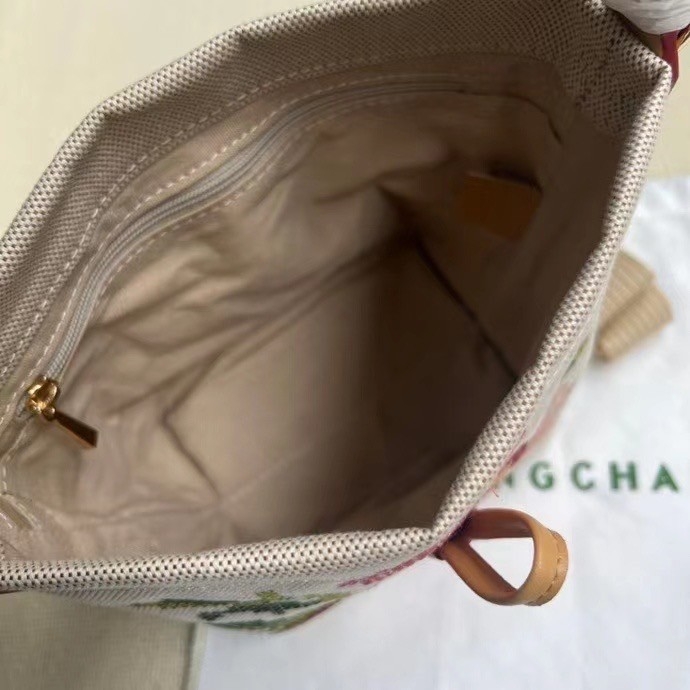 LONGCHAMP ROSEAU ESSENTIAL FLEURS Bucket bag S - กระเป๋าทรงถังขนาดเล็ก วัสดุผ้าฝ้าย ลายปักษ์ดอกกุหลาบ Roseau เป็นคอลเล็คชั่นที่สดใสและเรียบง่าย ซับในสีพื้น อะไหล่สีทอง น้ำหนักเบา จุของได้เยอะ มีสายสะพายไล่ ถอดสายได้ Crossbody ได้
