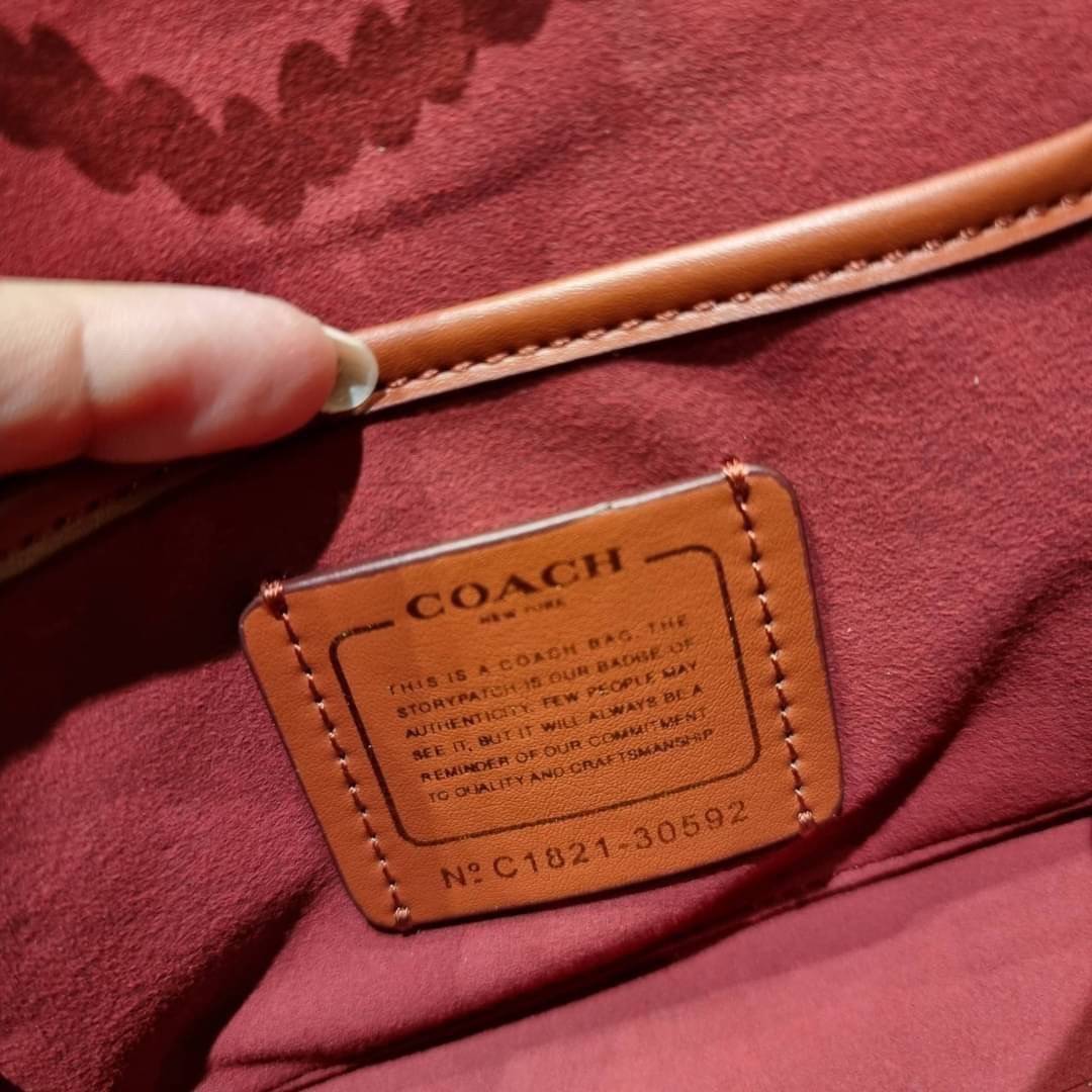 COACH 30592 PARKER 18 IN SIGNATURE CANVAS WITH RIVETS ไอเท็มยอดฮิต รุ่นหายาก!! sold out ไปหลายรอบ ก็ยังมีคนรอ!! กระเป๋าสะพายข้าง ไซส์กะทัดรัด พกพาง่าย ดีไซน์สวยด้วยการตอกหมุดเพิ่มดีเทล โดดเด่นด้วยตัวล็อครูปดอกไม้ วัสดุหนังแคนวาสเคลือบลายสลับหนังแท้ ภายในเ