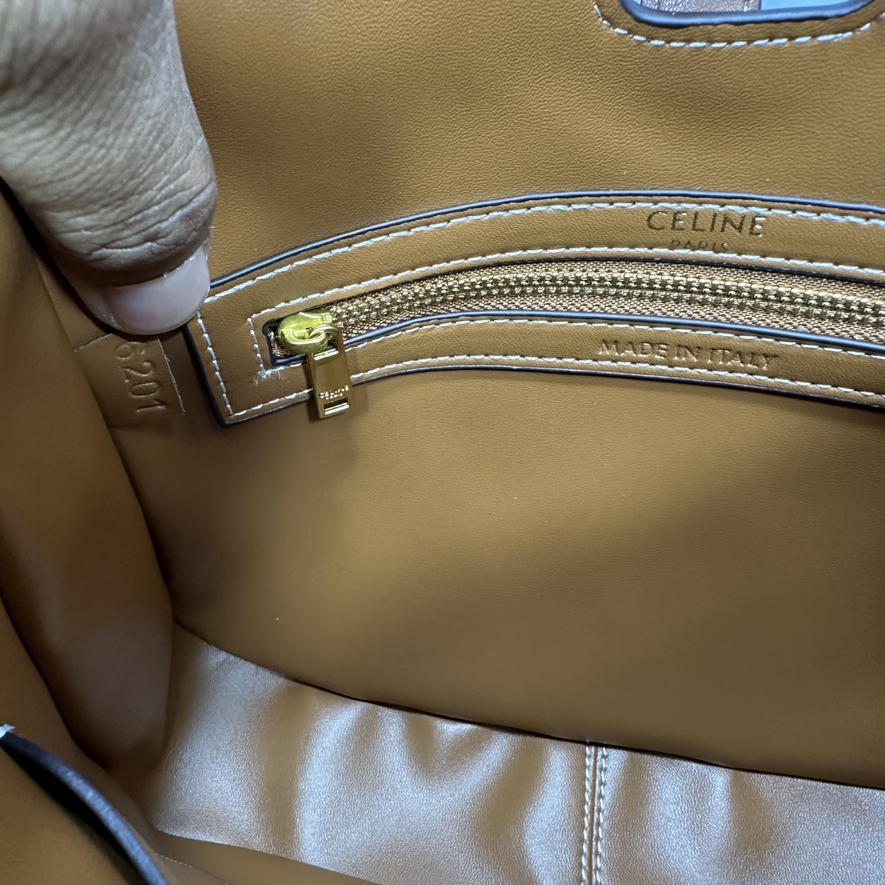 ORI หนังแท้ | CELINE SMALL CAMILLE 16 SOFT BAG IN SMOOTH LEATHER กระเป๋าสะพายรุ่นใหม่ล่าสุดของไลน์ 16 soft รูปทรงแบบโฮโบที่มาพร้อมดีไซน์ที่ใช้งานได้จริง หรูหราและโดดเด่น ฝาพับหนังกับตัวปิดแบบ Turnlock สีทองรูปทรงคล้ายอัญมณี