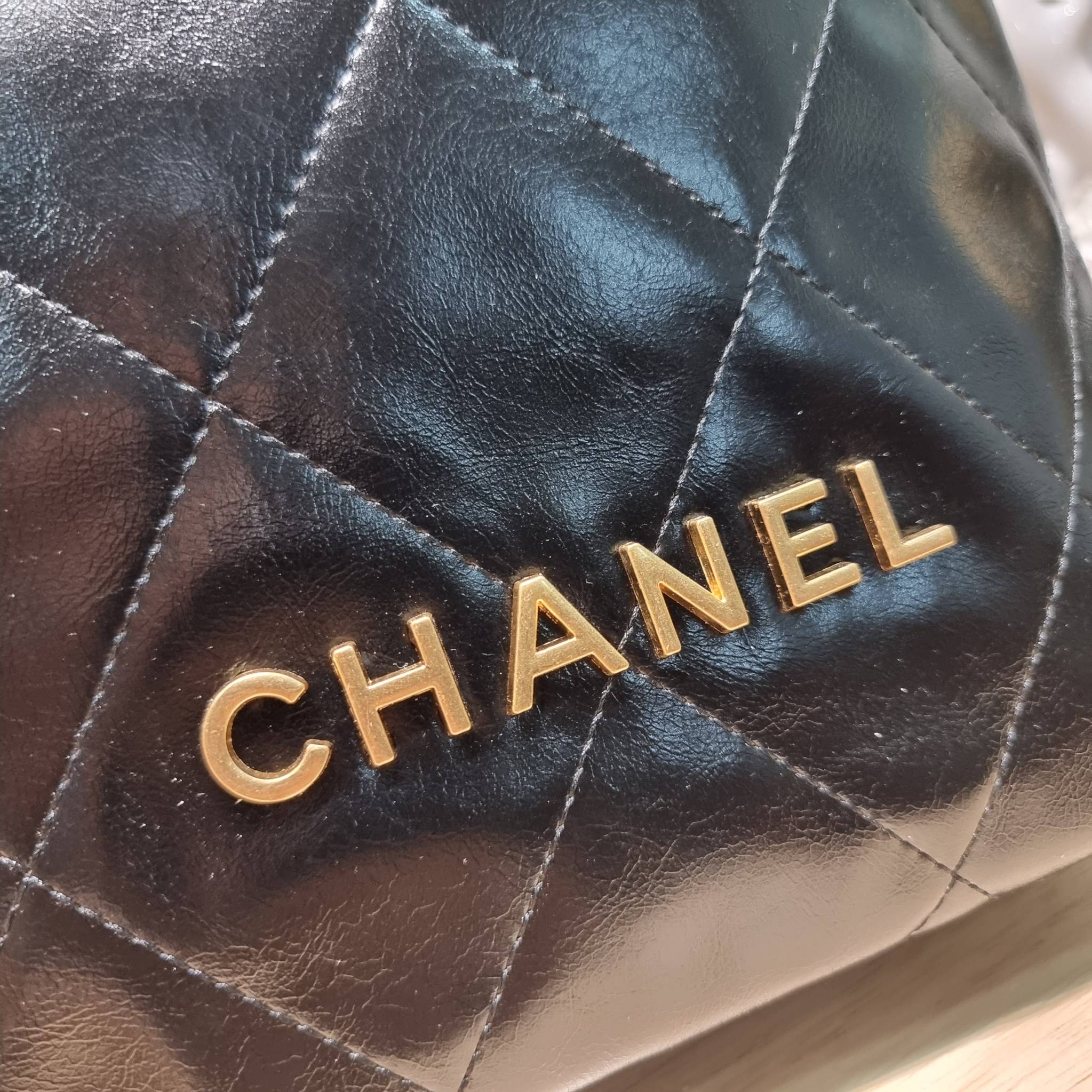 Chanel crossbody tote bag ไอเท็มเอ็กซ์คลูซีพ กระเป๋าสะพายรูปทรงโท้ทสะดวกใช้ มีฝาปิดกระดุมแม่เหล็กให้ในตัว และยังมีใบลูกอีกด้วย โดดเด่นด้วยโลโก้เอกลักษณ์สีทองหรู