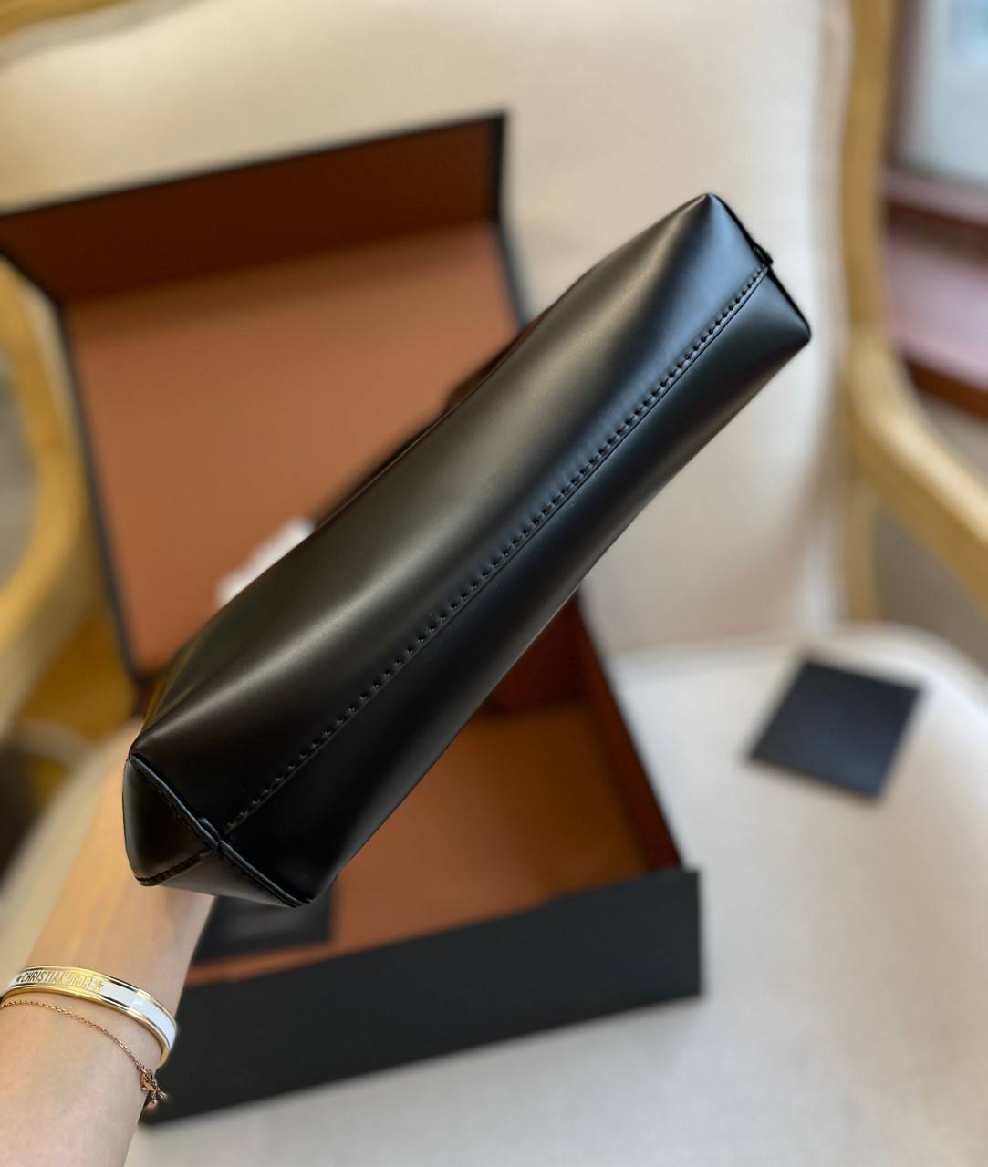 PRADA LEATHER HANDBAG ขนาดกะทัดรัด พกพาสะดวก Everyday look อะไหล่เงิน หนังเงาหนาอยู่ทรงสวย ด้านหน้ามีโลโก้แบรนด์ เปิดปิดด้วยซิป อะไหล่เงิน