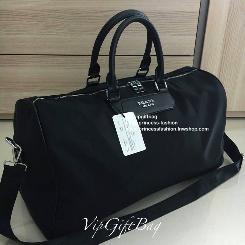 ของมันต้องมี♡ มาใหม่กับ กระเป๋าทรง Travel Bag ใส่ของได้เยอะมาก ไปต่างประเทศได้สบายคะ หมดห่วง ตัวกระเป๋าทำจากผ้า Nylon อย่างดี สามารถกันน้ำได้ ทรงสวยมากคะ มีความอยู่ทรงในระดับนึงด้านหลังมีช่องซิป #อะไหล่เงิน ด้านในมีช่องซิป 1ช่อง ช่องใส่ของจุกจิก แล