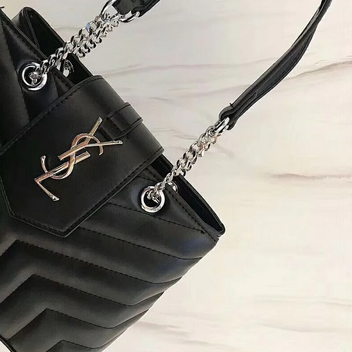 SAINT LAURENT YSL Loulou small quilted leather shoulder bag รุ่นยอดนิยม หายากที่สาวๆตามหา ใบนี้เลย!! สวยหรู ผู้ดี กระเป๋าสะพายไหล่ ดีไซน์อยู่ทรง สะพายได้ 2 แบบ สายหนังสลับโซ่ในตัว และสายยาวถอดได้ สวยคลาสสิคแฝงความหรูด้วยโลโก้สีทองอร่าม และสีเงินโดดเด่น สา