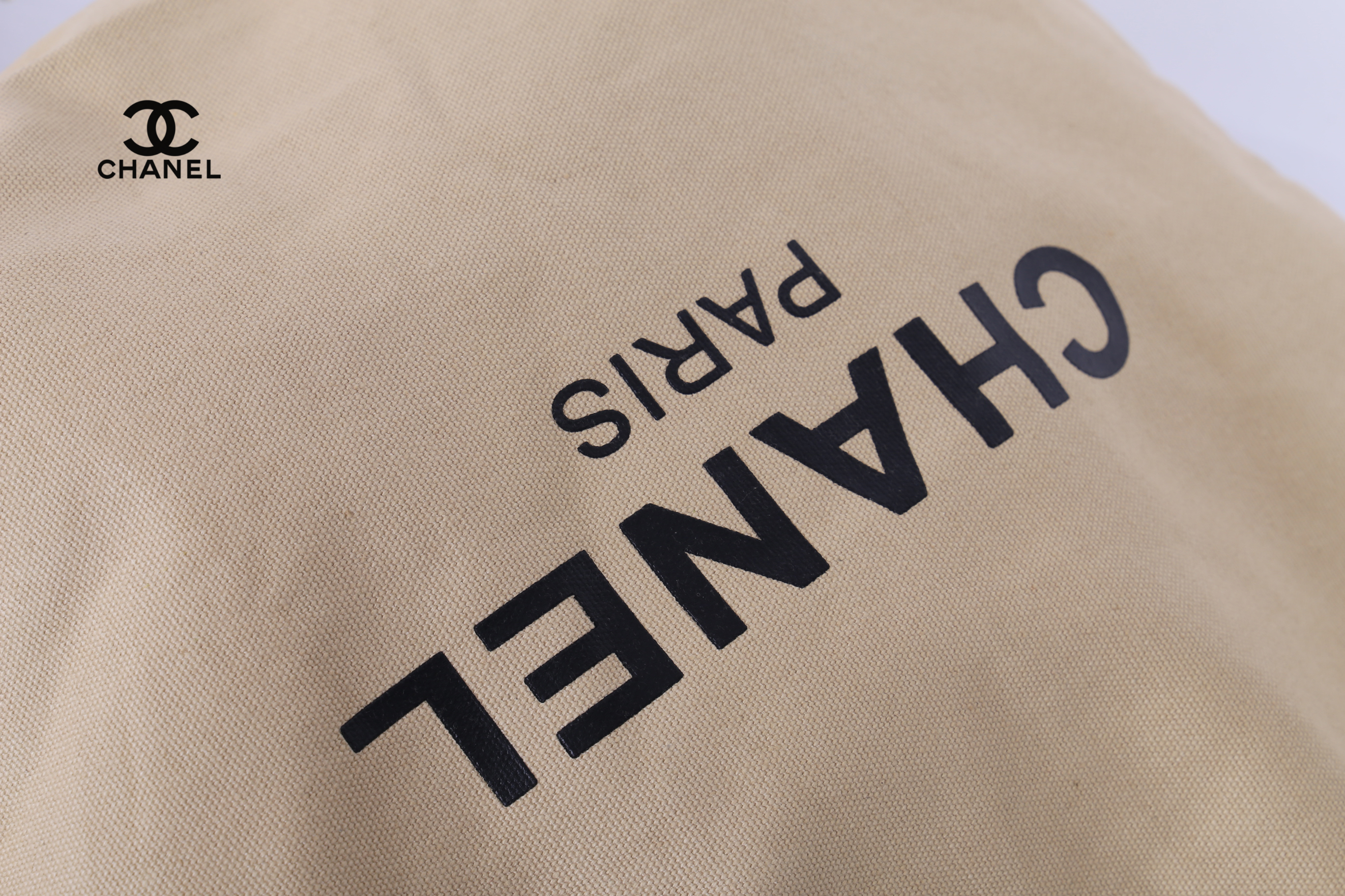 โซ่เงิน Chanel Shopper's Tote กระเป๋าสะพายทรง Tote VIP gift แท้ จาก counter น้ำหอมของ brand วัสดุ canvas เนื้อหนา อะไหล่ปั๊มแบรนด์ ภายในบุผ้าอย่างดี จุได้เยอะ มาพร้อมสายสะพายไหล่ แบบโซ่ต่อหนังสวยหรูค่ะ