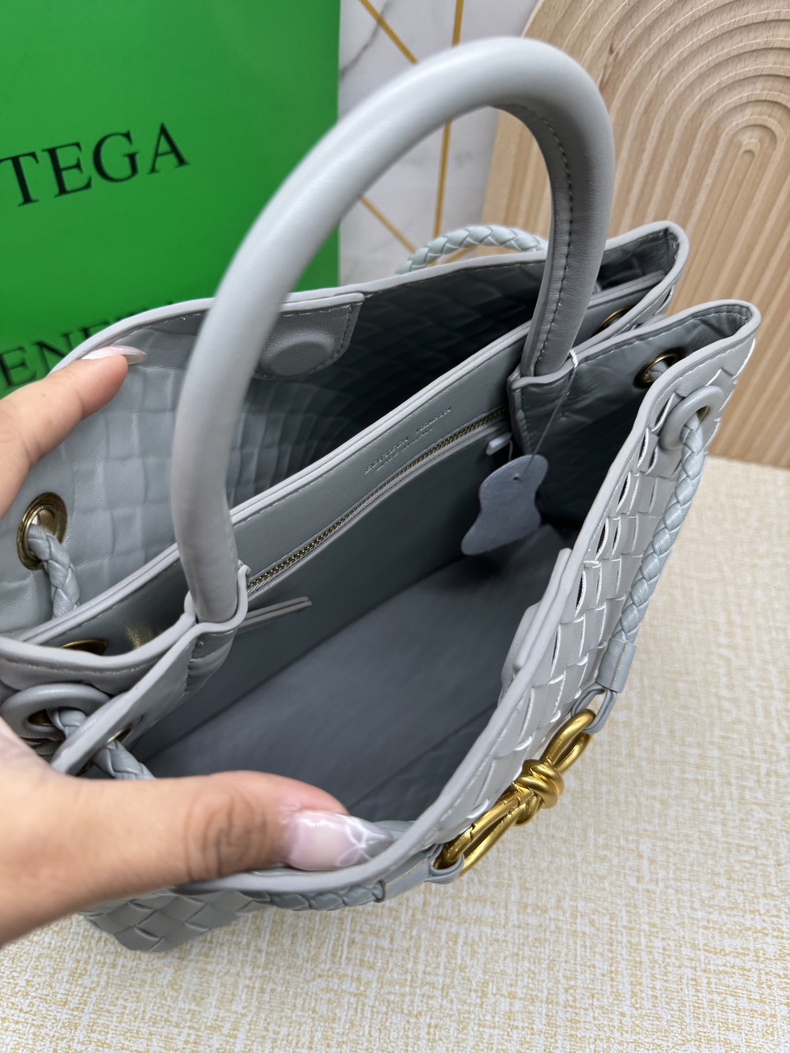 BOTTEGA Small Andiamo embellished intrecciato leather tote 28cm กระเป๋าสะพายดีไซส์สานเป็นเอกลักษณ์ หนัง nappa นิ่มสวยงาม