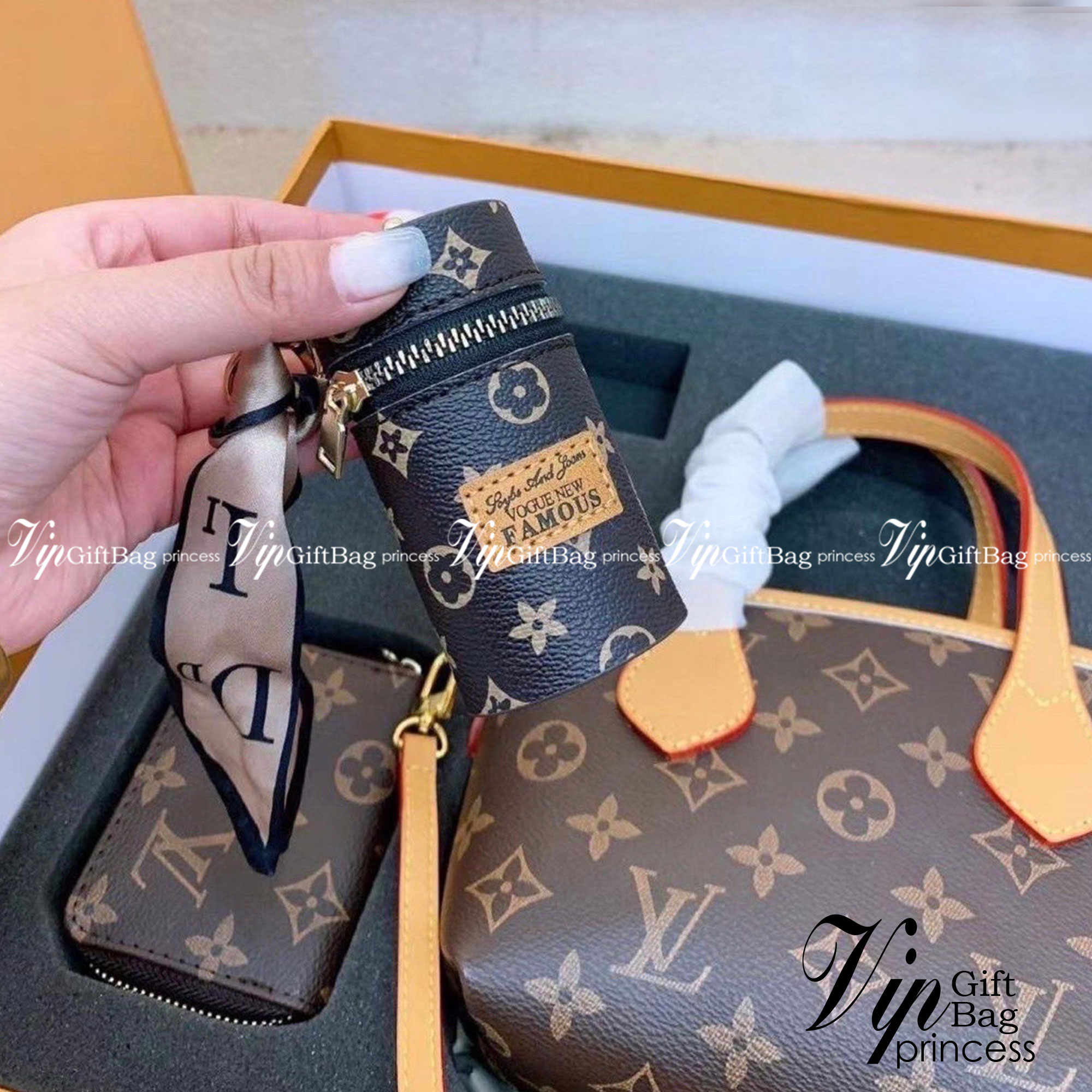 Set 3 ชิ้น LV Mini Tote Bag New in!! กับ box set ชวนสะสม ที่จับเอารุ่นยอดฮิต มามิกซ์รวมกับไอเท็มสุดคุ้มของมันต้องมี!! จัดเรียงให้อยู่ในกล่องสุดหรู ไม่ว่าจะตัวกระเป๋า กระเป๋าสตางค์ กระเป๋าจิ๋ว ใบไหนๆก็นำมาใช้งานได้จริง คุ้มค่ามากๆ แถมฟรี! ริบบิ้นลายลิมิเต็