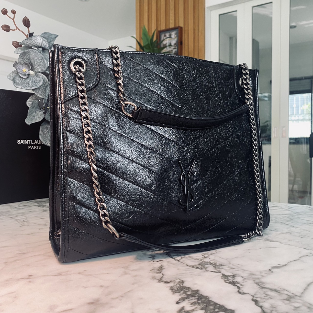 YSL Shopper Niki Tote Bag กระเป๋าสะพายทรงโท้ทใบใหญ่กำลังสวย หรูหราขั้นสุด เสิร์ฟมาให้สวยทันใช้ปีใหม่แน่นอน ใบจริงดูแพงเกินคุ้ม -- [รับตัวแทนกระเป๋า]