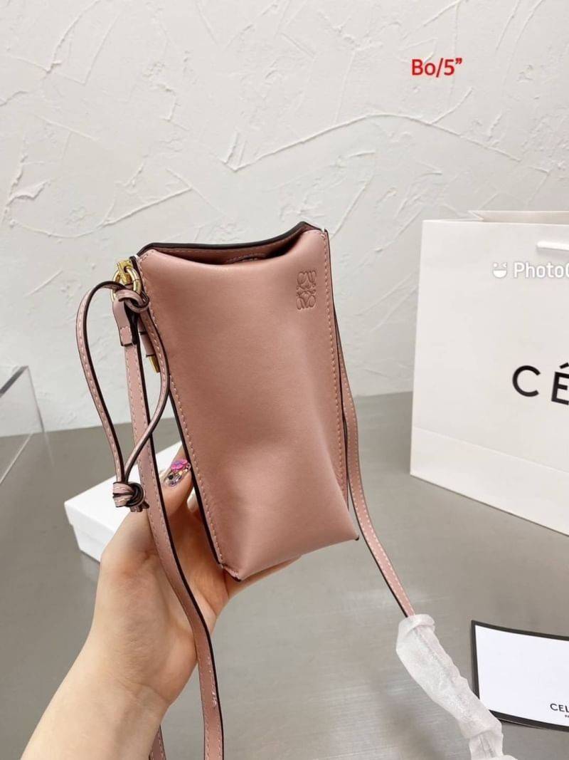 Loewe Pocket Shoulder Bag / LOEWE MINI CROSSBODY BAG / Loewe Phone Bag รุ่นยอดฮิต ไซส์มินิ ที่ใครๆก็ต้องรู้จัก!! กับกระเป๋าสะพายเอนกประสงค์ สำหรับถนอมโทรศัพท์มือ หรือจะประยุกต์ใช้ใส่เงิน พกแทนกระเป๋าสตางค์ก็สะดวก