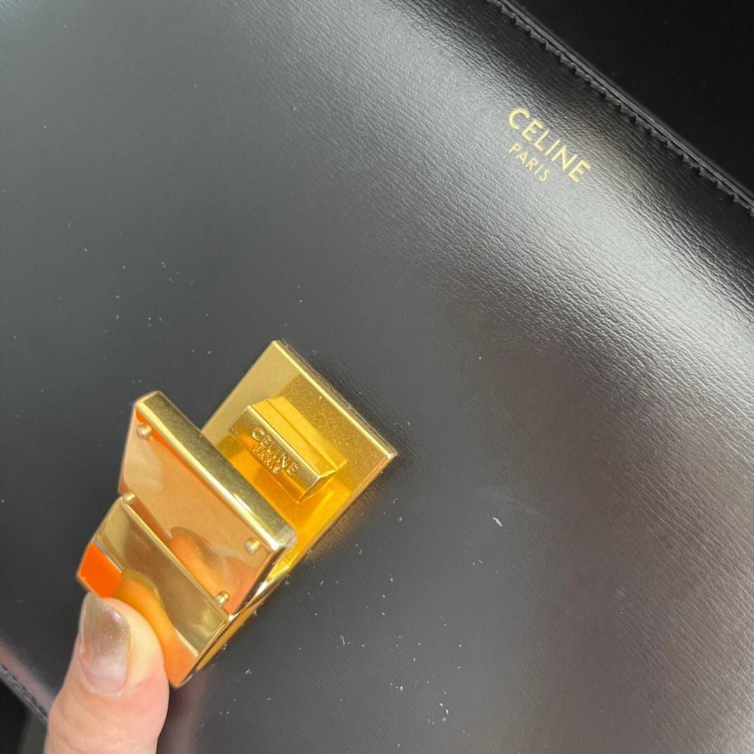 CELINE Medium Classic bag in box calfskin Black เกรดออริจินอล กระเป๋าสะพายแบรนด์เนมซีลีนหนังแท้สีน้ำตาล สีดำ อะไหล่ทองหรู งานหนังเรียบ สวยหรู ด้านในเปิดด้วยบีบอะไหล่ทอง ภายในแบ่งเป็น2ช่องและช่องซิปอีก1ช่อง จุของได้กำลังดี ใส่โทรศัพท์ กระเป๋าสตางค์ใบสั้น ข
