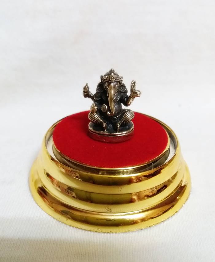 สินค้าหมดค่ะ องค์พระพิฆเนศปางเอกทันตะคณปติ(สำเร็จทุกสิ่ง)(คนเกิดวันศุกร์)เนื้อทองเหลืองครอบแก้วตั้งบูชาหน้ารถพร้อมใบคาถาค่ะ