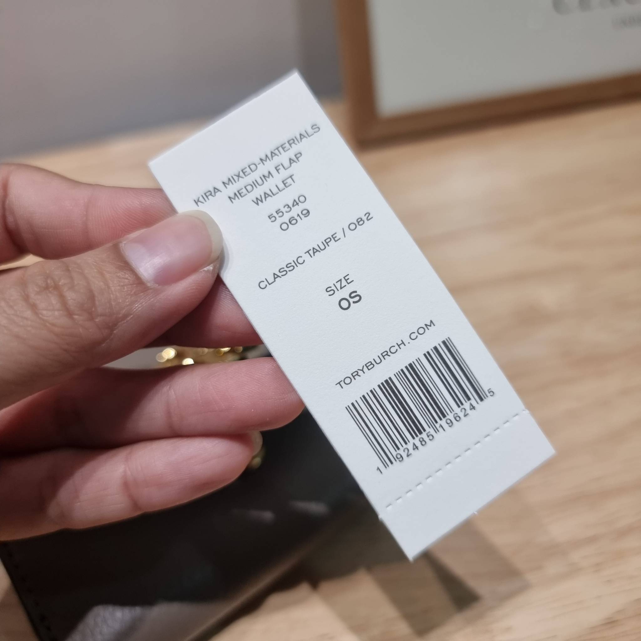 TORY BURCH KIRA MIXED MATERIALS MEDIUM FLAP WALLET กระเป๋าสตางค์ใบกลาง รุ่นยอดนิยม ดูหรูหรา ดูแพง ดีไซน์คลาสสิค ขนาดกำลังพอเหมาะ