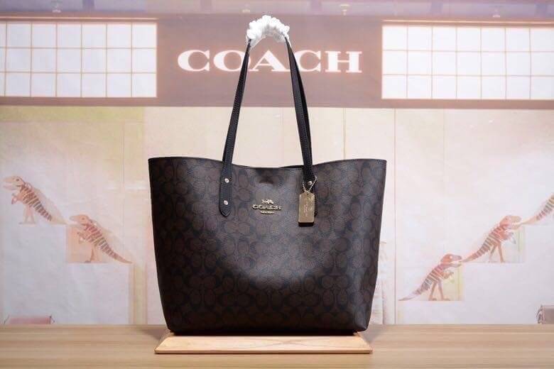 รุ่นยอดนิยม COACH TOWNTOTE IN SIGNATURE CANVAS F76636 กลับใช้ได้ทั้งสองด้าน ใบขนาดใหญ่จุใจ ใส่ของได้เยอะมากกก เป็นรุ่นที่สวยตลอดกาล ควรมีติดตู้ไว้เลยค่าา