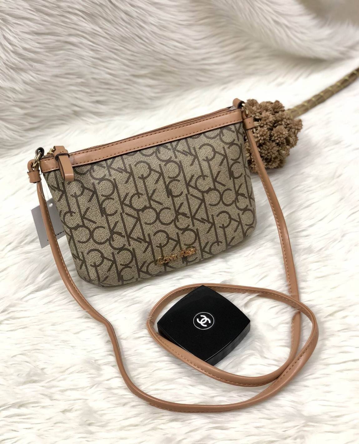 CALVIN KIEIN MINI CROSSBODY BAG สินค้าเข้าใหม่น่าใช้ค่ะ กระเป๋าสะพาย วัสดุหนังลายแบรนด์ทั้งใบ ด้านหน้าติดโลโก้แบรนด์อะไหล่ทอง เปิดปิดกระเป๋าแบบซิป ภายในโล่ง ใส่ของจุ สามารถใส่ธนบัตร สมุดแบงค์ มือถือรุ่นต่างๆ เครื่องสำอางค์ กระเป๋าสตางค์ใบสั้น บอกเลยจุค่ะ 